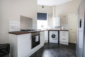 5 bedroom house, free parking, near football, sleeps 8