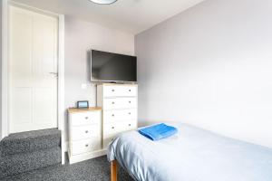 5 bedroom house, free parking, near football, sleeps 8