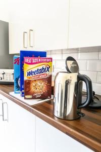 5 bedroom house, free parking, near football, sleeps 8