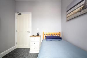 5 bedroom house, free parking, near football, sleeps 8