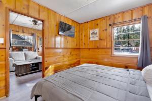 Juniper Lakeside Couples Resort Cabin by Big Bear Vacations