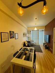 K&K The Modern Crib at Holland Park Condo Southwoods City