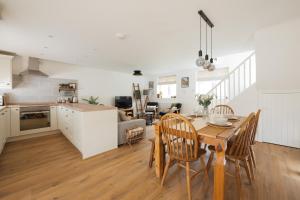 Eagle Cottage - Charming Cotswolds Getaway, Dog Friendly