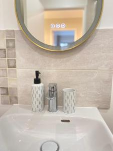 Appartements Cocon Urbain - T5 de charme 4 chambres - Wifi, cuisine equipee, parking privee, check-in facile, tout y est ! : photos des chambres