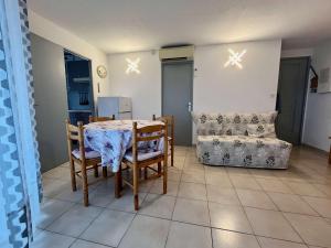 Appartements Appartement 2 pieces avec terrasse, a 150m des plages - Cavalaire-sur-Mer - FR-1-226B-192 : photos des chambres