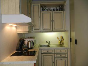 Appartements Appartement La Londe-les-Maures, 2 pieces, 4 personnes - FR-1-251-645 : photos des chambres