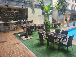 Sheryll Escapes - 214 La Grande Studio, comfy hotel amenities with Netflix!