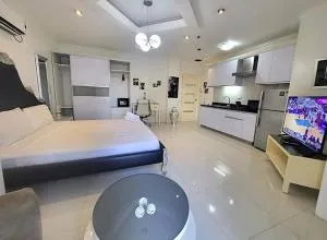 Kandi big studio, balcony, housekeeping. Netflix! - Malabañas