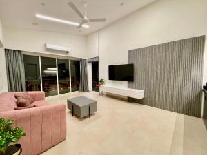 Dreamview Mountains - Cozy 1bhk with Sunrise view