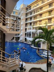 Sheryll Escapes - Kandi studio by the pool with Housekeeping, Netflix!
