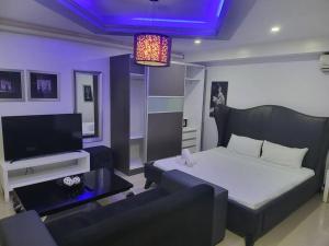 Sheryll Escapes - Kandi studio by the pool with Housekeeping, Netflix!