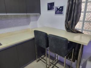 Sheryll Escapes - Kandi studio by the pool with Housekeeping, Netflix!