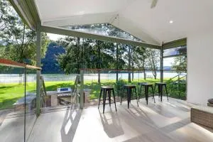 Tranquil villa by the river. - Singletons Mill