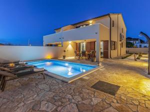 Modern home with swimming pool and wellness 