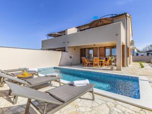 Modern home with swimming pool and wellness 