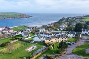 Happy Sandy Feet - Modern, Cozy & Warm Holiday Home with Lovely Sea Views in Youghal`s Heart - Top-Notch Electric Heaters - Long Term Price Cuts