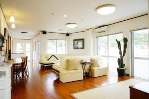 【駐車場4台！】都会の喧騒から離れ大自然に囲まれた豪邸～大石林山への観光にも最適～