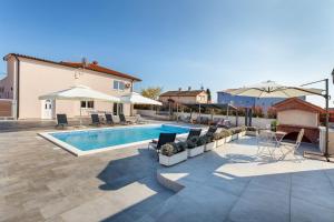 Brand new 6 bedroom villa, only 1500m from the beach