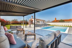 Brand new 6 bedroom villa, only 1500m from the beach