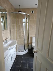 Solihull - Great Location-4 Bedrooms, 7 Beds 10 Guests, Free Parking x3 - Mell Square, JLR, HS2 Driveway Parking - NR a45 A41 M42 M6 Solihull Bypass-NR NEC BHX Airport HS2 Sites- Spacious House Perfect 4 Big and Small Groups - Fully Equipped