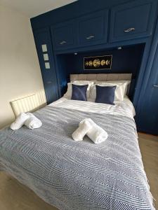 NR Mell Square - Spacious Solihull Home 4 Bedrooms -NEC Stay -5 Mins to M42 & JLR - 5 Beds 2 Sofa Beds - 10 Guests - 10 Mins to NEC BHX HS2 South Birmingham - Driveway Parking - ARZ Stays