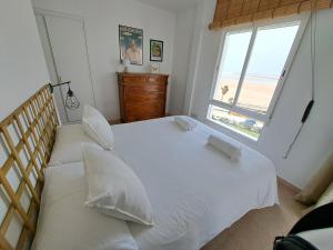 Ático primera línea de playa con vistas al Mar-Climatizado-Wifi-Parking-Solo familias