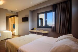 Elegant Triple Room with City View room in Essence Living Exclusive