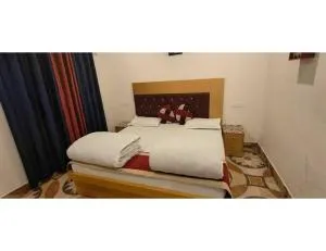 Priya Hotel, Sitapur - Gaurikund