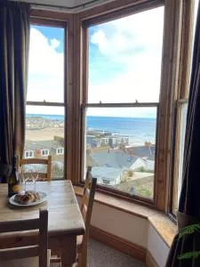 THE STONES a beautifully presented PRIVATE APARTMENT with far reaching VIEWS Over ST IVES HARBOUR and BAY and FREE ONSITE PARKING for LARGER GROUPS book along with our Connecting TWO SISTER APARTMENTS - 圣艾夫斯