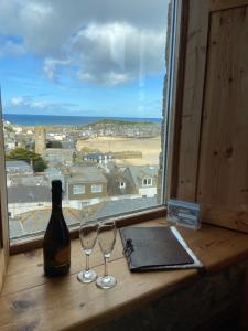 Huers Watch Beautiful Apartment with Panoramic Views over St Ives Bay and private parking