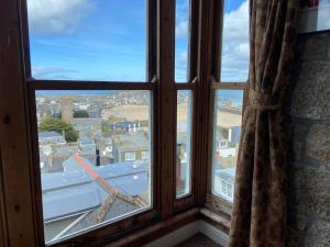 Huers Watch Beautiful Apartment with Panoramic Views over St Ives Bay and private parking