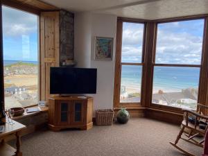 Huers Watch Beautiful Apartment with Panoramic Views over St Ives Bay and private parking