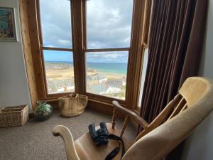 Huers Watch Beautiful Apartment with Panoramic Views over St Ives Bay and private parking