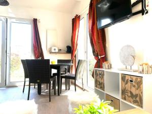 Maisons de vacances Maison duplex Piscine Plage Clim Parking : photos des chambres