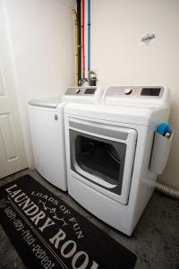 Pet-Friendly Stay, Mins to Beach, Conv Ctr, Prkg LB B