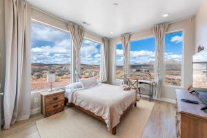 Page Arizona border town- Grand Serenity room with Mesa Views