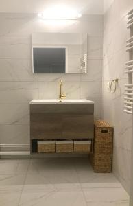 Appartement entier avec balcon sur cour à Paris