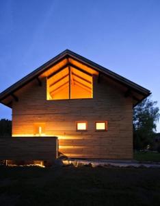 obrázek - Modernes Holzhaus mit Sauna, Whirlpool und Entspannungsraum