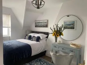 The Penthouse at Percy House Pet Friendly 2 Bedroom Apartment in Porthcawl Sleeps 4 people Located in the town centre - Nottage