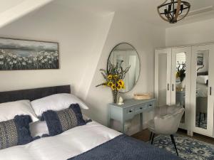 The Penthouse at Percy House Pet Friendly 2 Bedroom Apartment in Porthcawl Sleeps 4 people Located in the town centre