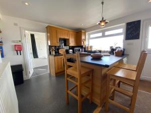 THE PENTHOUSE Top Floor Apartment with Bay Views, Large Balcony & Onsite Parking