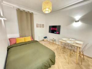 PARIS-ALESIA Super appartement 2 pièces de 39m2 - très cosy pour 1 - 5 personnes totalement refait à NEUF -ENTIRE APARTMENT LUXURIOUS AND WARM -PARIS ALESIA 14ème - Proche Aéroport Paris-Orly - Parc des Expositions Porte de Versailles FREE WIFI 