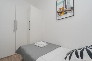 Apartments with parking space Vir - 22930