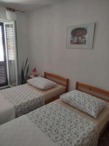 Apartments with a parking space Losinj, Losinj - 22940