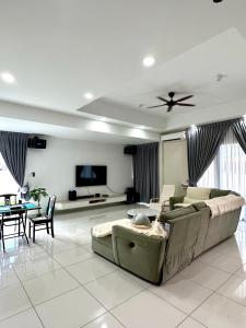 Peak Homestay@Ipoh Perak Malaysia 10-14Pax 5R/6B