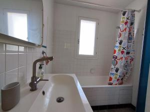 Maisons de vacances Grande maison avec jardin, proche plage, 4 chambres, terrasse, pour 8 personnes - Ile d'Oleron - FR-1-778-22 : photos des chambres