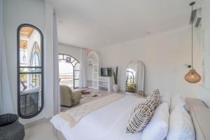 Villa Golden Canggu - Modern Chic 2BR Villa Near Finns Recreation Club