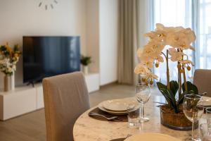 Splendid brand new 1BD apartment near the beach