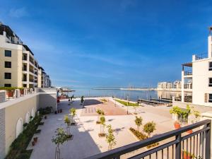 Splendid brand new 1BD apartment near the beach