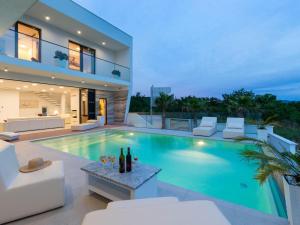 Luxury villa with pool, wellness and sea view
